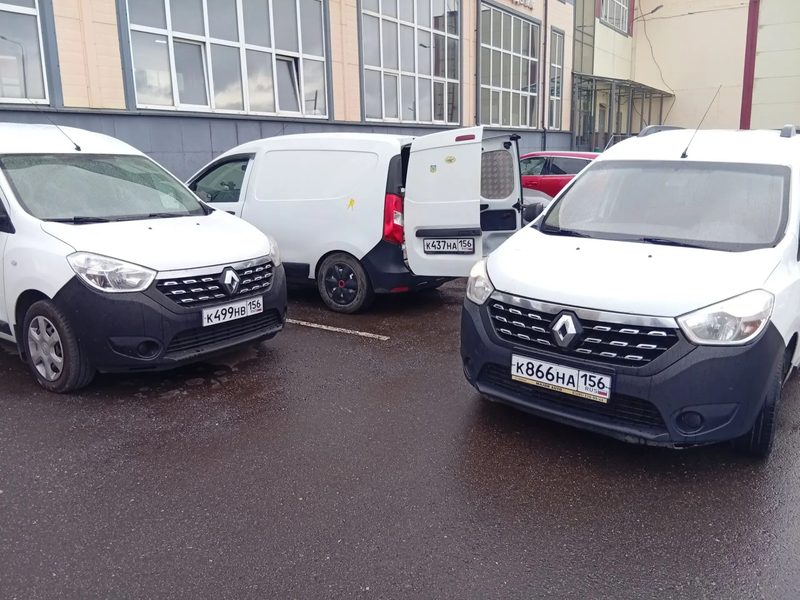 Несколько рабочих фургонов Автодоктор24 на стоянке